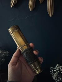 Image 5 of Très belle longue vue télescopique en laiton massif et cuir, lentille en bon état! 1880!