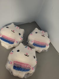 Image 3 of Cupcake Dove Bath Bomb