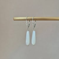 Image 3 of Boucles d’oreilles dormeuse argent nacre goutte style vintage 