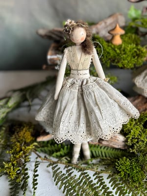 Image of Fae with brunette hair