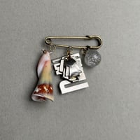 Image 1 of Broche « MANDIARGUE »