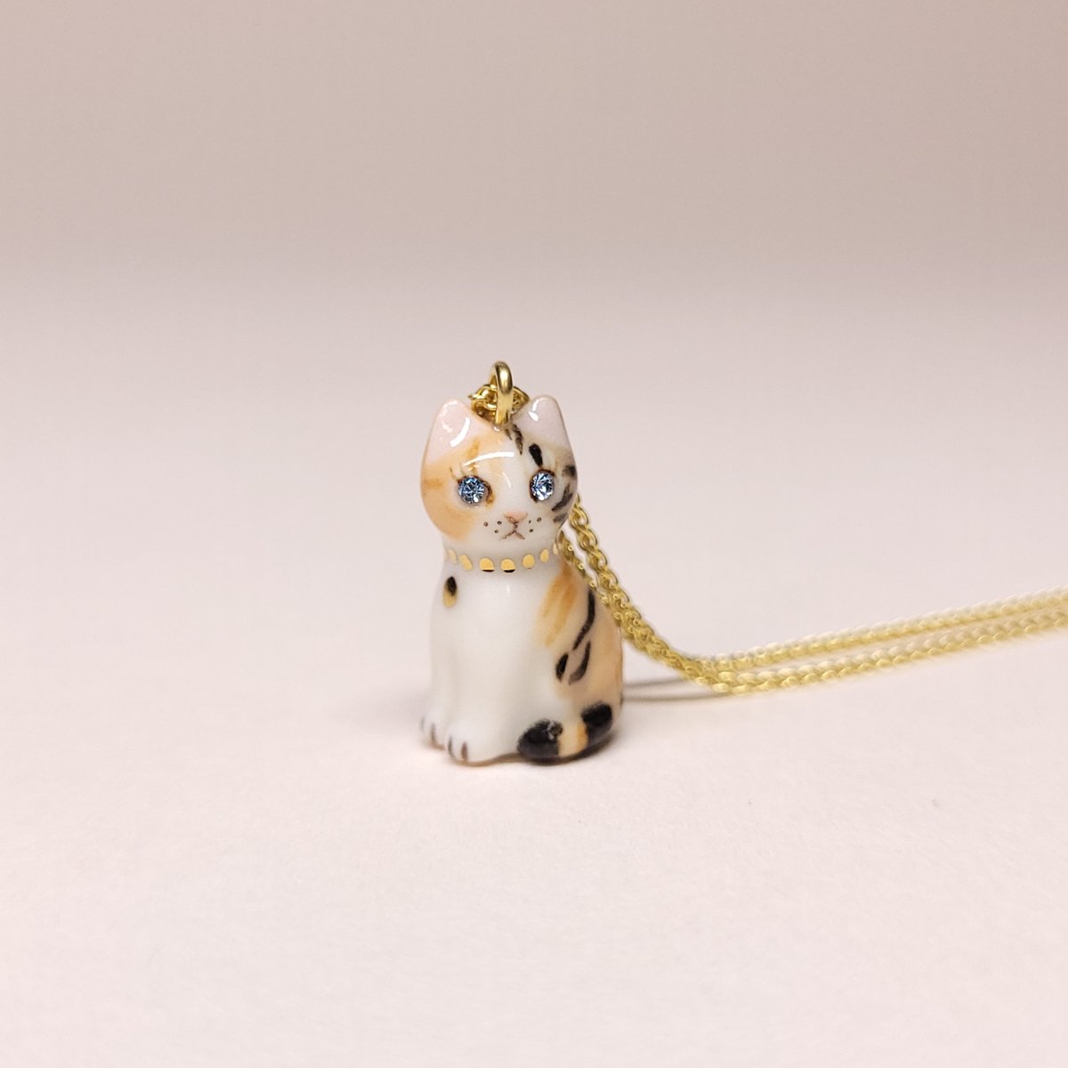 Image of Tabico Porcelain & Gold Vermeil Sitting Kitten Pendant