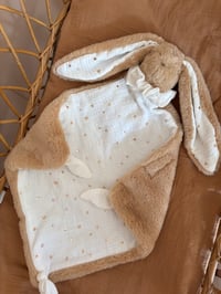 Image 1 of MAXI DOUDOU ENVELOPPANT CŒUR DORÉ 2  