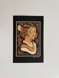 Lady with pearls print