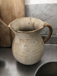 Image 4 of Pichet en grès Beige