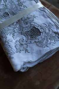 Image 9 of 1 Tischdecke mit grauer Spitze