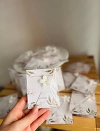 Image 2 of Alfiler jazmín + tarjeta 