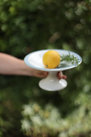 Image of Schale fuer Obst, mit Fuss und feinem, hellblau und goldenem Rand, Porzellan