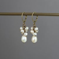 Image 2 of Boucles d'oreilles vintage grappe de perles de culture bronze