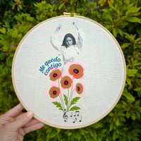 Image 3 of “Me quedo contigo” – Bastidor collage bordado de Rosalía (25 cm)