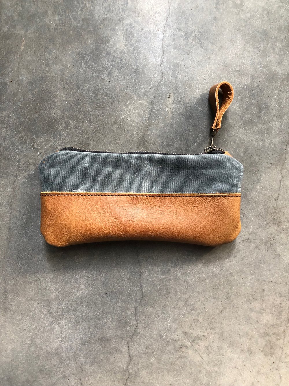 Image of Zipper pouch made in grey waxed canvas and cognac oiled leather