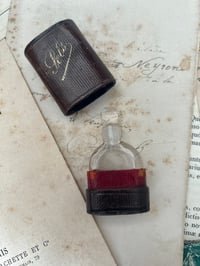 Image 1 of Flacons à sels de pâmoison, XIXème siecle, cristal et cuir rouge et or.