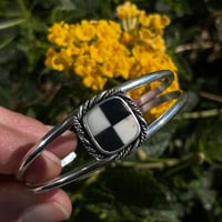 Image 1 of DARK TO LIGHT. SIZE 5.5