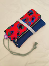 Image 1 of Maxi Cartera ZARVAJE ROJO, con azul y elástico plateado