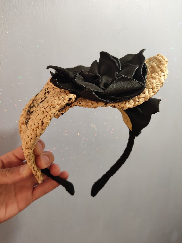 Image of Fascinator cappellino in rafia floreale 