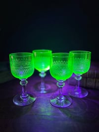 Image 1 of 4 verres à liqueur en ouraline (cristal enrichi en uranium) du début 1900