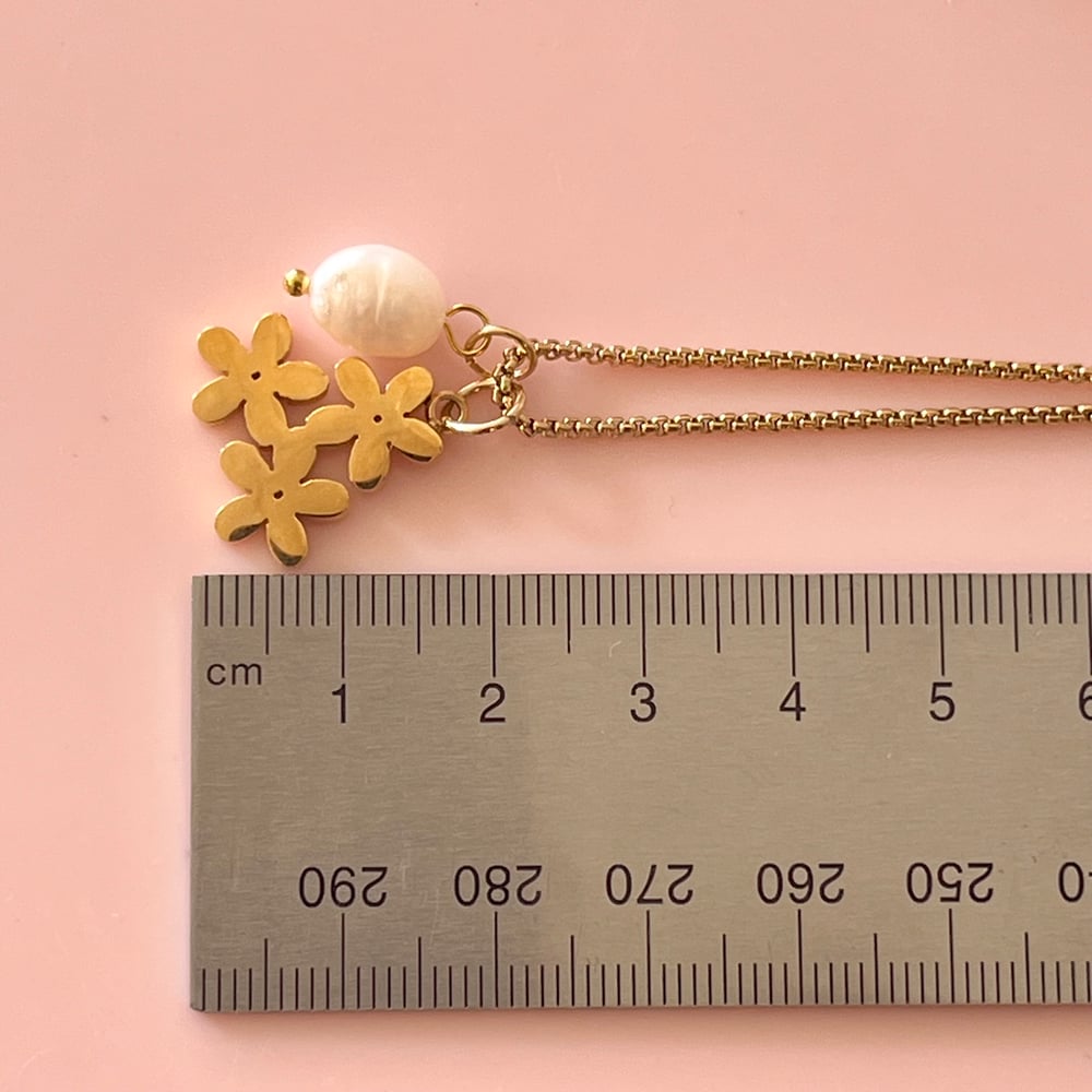 Image of Triple Daisy and Pearl Necklace