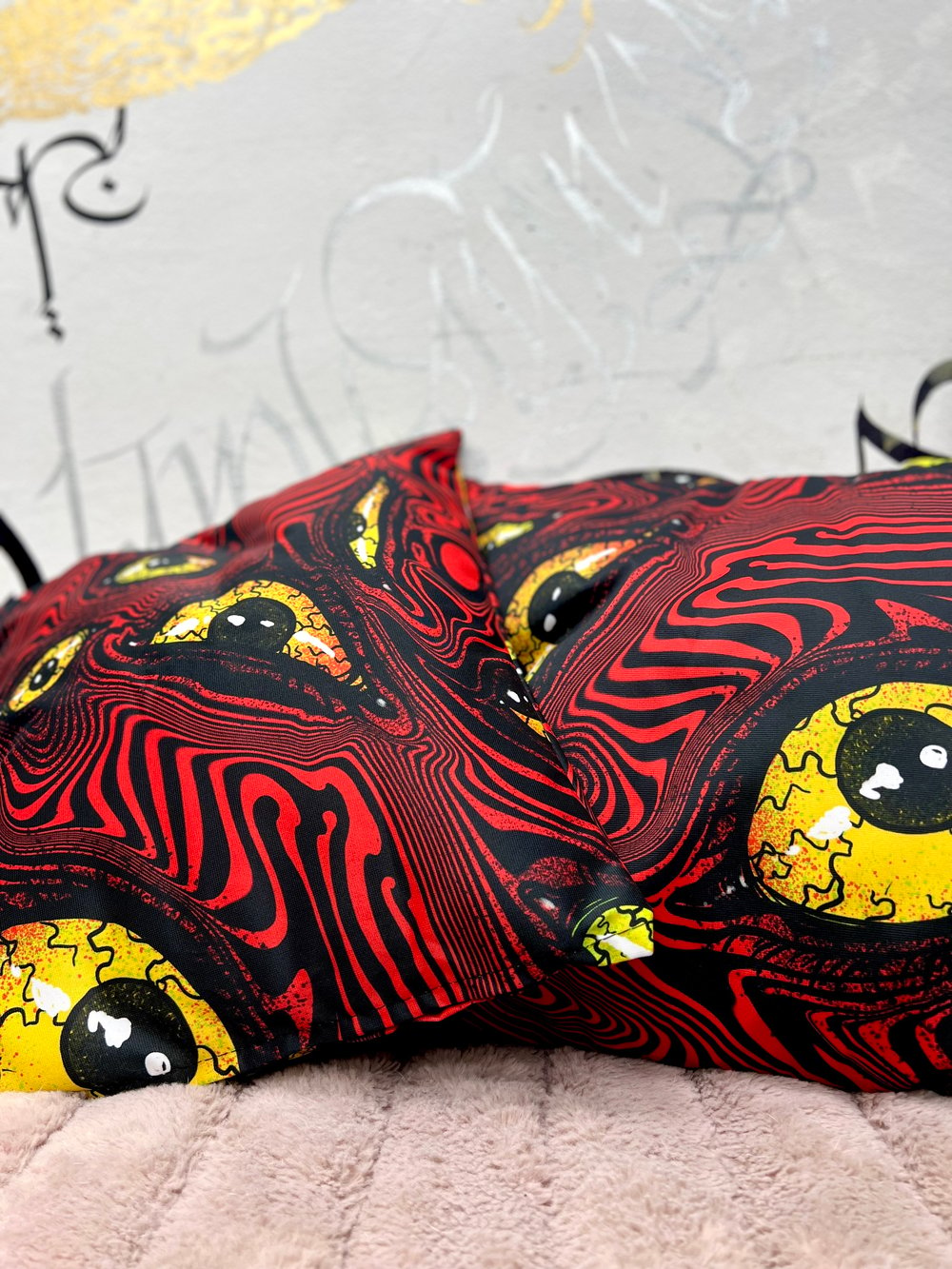 DEMONEYES CUSHION