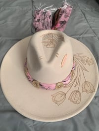 Image 1 of "Eres Valiosa y Honrada: Hand-Burned Felt Fedora Hat
