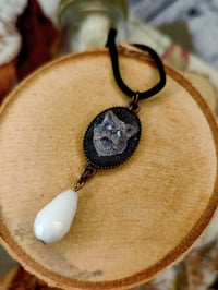 Image 6 of Wisiorek z kreaturką w stylu vintage