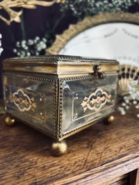Image 5 of Grande boite à bijoux en verre biseauté, e-mail peint et soie capitonné verte, fin XIXème