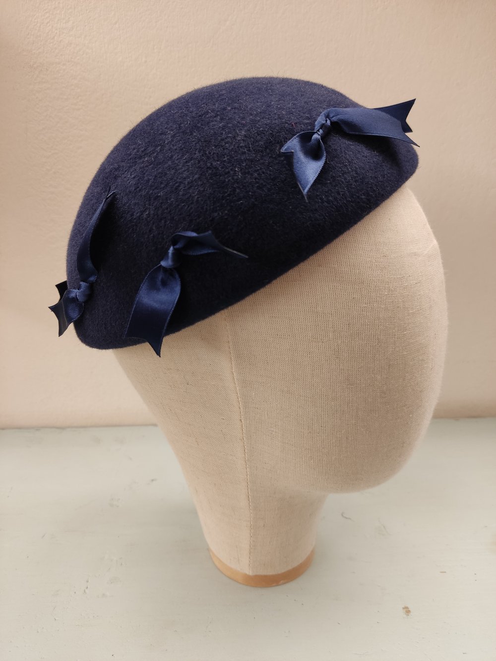 Image of Cappellino blu con fiocchetti