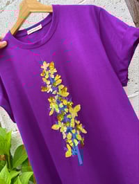 Image 2 of Camiseta bordada a man. Flor do toxo. Varas tallas.