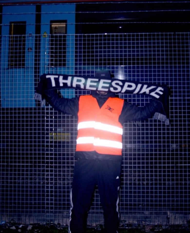 Image of Threespike scarf
