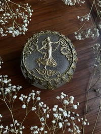 Image 1 of Magnifique boîte ronde en cristal texturé et laiton doré, de style empire, fin XIXe.