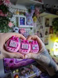 Image 5 of Llavero clicker tamagotchi rosa con lazo 