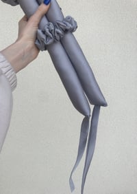 Image 3 of WAŁEK DO KRĘCENIA WŁOSÓW + SCRUNCHIES SILVER