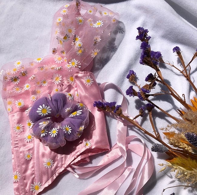 Daisy Tulle Scrunchie 