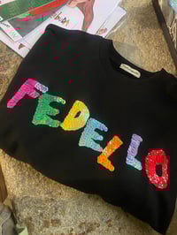 Suadoiro bordado a man. Fedello Negro letras cores. Varias tallas.