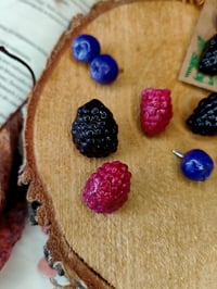 Image 4 of Zestaw owocowych przypinek 🫐🍓✨