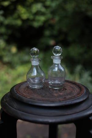 Image of Öl und Essigfläschen, Glas, mit geschliffenen Kristallstöpseln