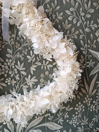 Image 2 of Couronne hortensia blanc et gypsophile blanc 