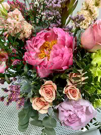 Image 2 of Bouquet en Jarrón de Cristal
