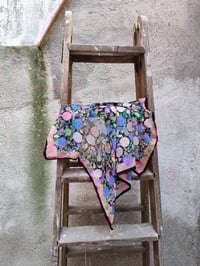 Image 6 of Pañuelo HORTENSIAS negro