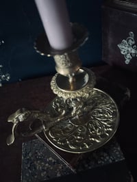 Image 4 of Magnifique bougeoir à main dit « rat de cave », en bronze massif, fin XIXème siècle, signé.