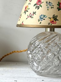 Image 4 of Lampe en verre avec abat-jour fleuri