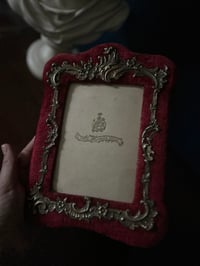 Image 5 of Cadre photo en velours rouge et laiton, d’époque Napoléon III, style rocaille, fin XIXème s.