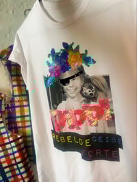 Image 1 of Camiseta bordada a man. PIPPI letras rosas. Corte oversize. *Feita por encarga.