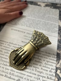 Image 4 of Jolie pince courrier, main victorienne en laiton massif, XIXème siècle