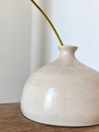 Image 3 of Petit vase signé beige