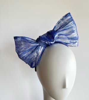 Image of Vibrant blue bow.