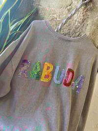 Image 2 of Suadoiro bordado a man. RABUDA. Gris letras cores. Talla L oversize. En Stock!