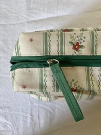 Image 5 of Trousse de toilette fleurie
