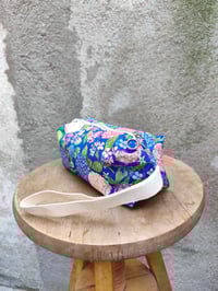 Image 2 of Neceser MAMBO HORTENSIAS azul