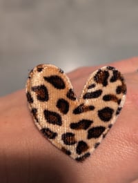 Image 4 of Broche coeur léopard 