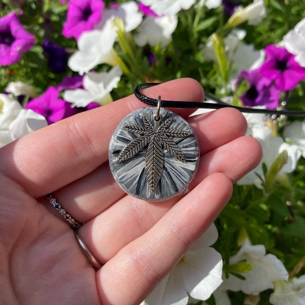 Image of black & white weed necklace 